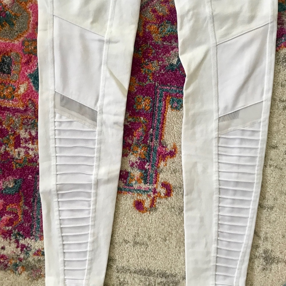 WHITE ALO YOGA HIGH WAIST MOTO LEGGINGS - Picture 8 of 8